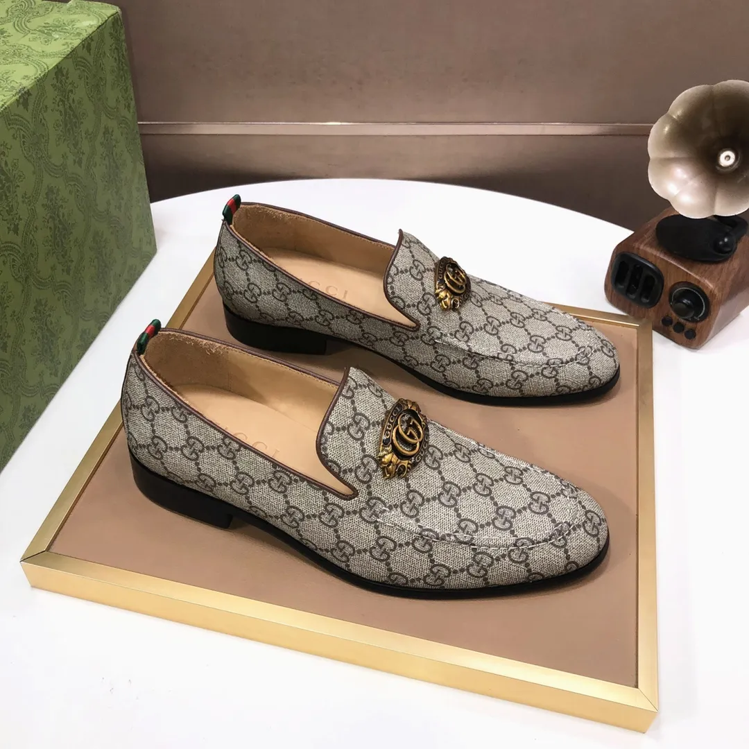 Men's shoes💰500💰Italy's top luxury men's shoe giant (GUCCI) (Gucci) (full cowhide lining) new arrival🍃Original European style🔰 Pleasant to the eye😍In order to make the shoes more durable and non-deformable🌀The production continues to follow traditional methods but there is still no lack of innovation💪Choose original sheepskin for the leather♻️ Smooth and natural And extra bright ⭐Made of imported cowhide, the first choice of rich people 38-45 (45 customized)